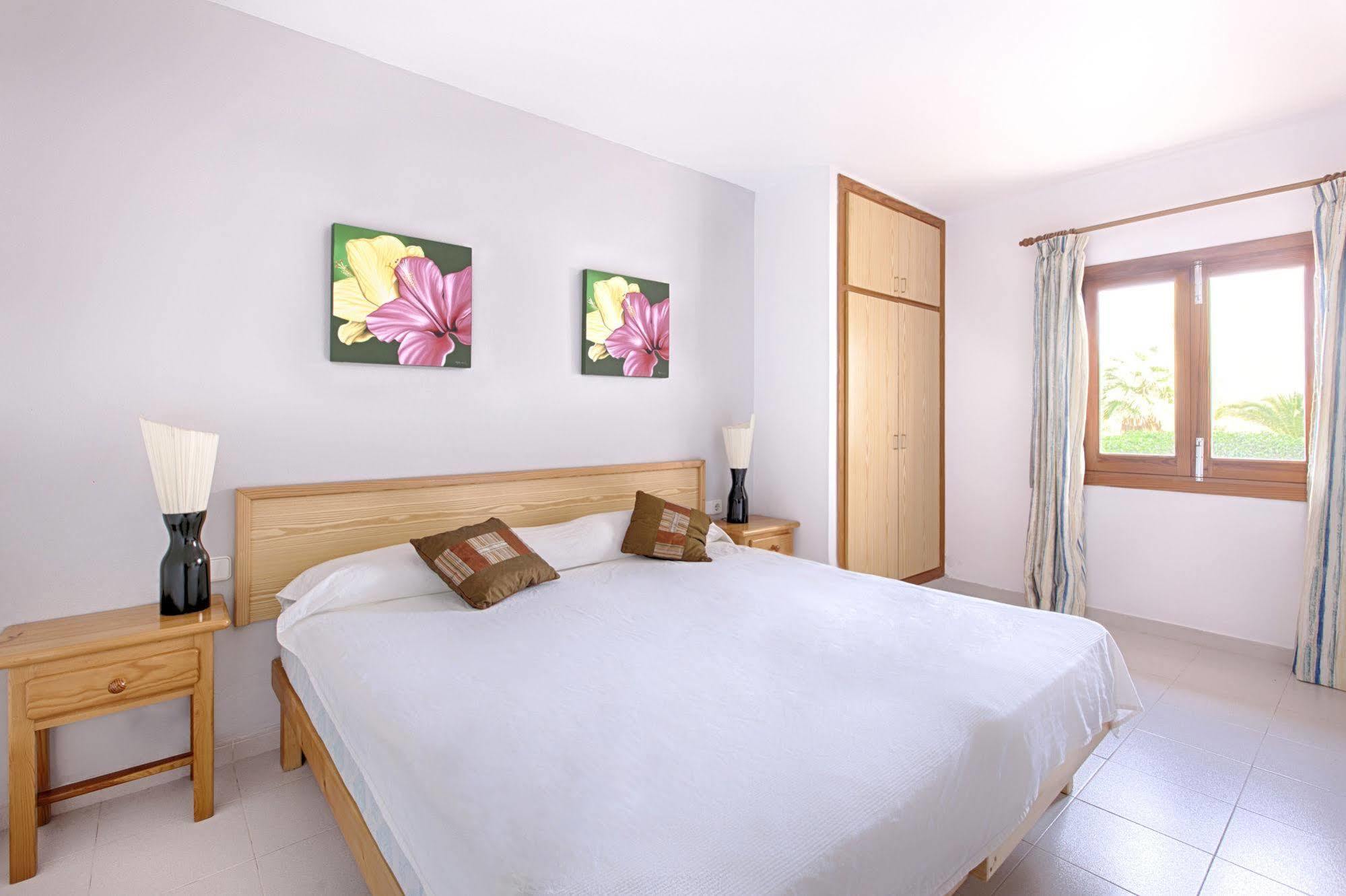 Apartamentos Colomar Santa Eularia des Riu Bagian luar foto
